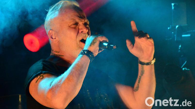 Nino de Angelo singt &quot;Jenseits von Eden&quot; und die Fans sind aus dem Häuschen. Bild: Kunz