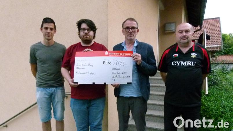 KassierJürgen Grund-Dötsch übergibt Pfarrer Johannes Bosco Ernstberger einen Förderscheck über 1000 Euro. Bild: rn