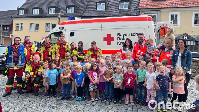 Bei der Blaulichtwoche bekamen die Kindergartenkinder vom Kindergarten Regenbogen Einblicke in die Arbeit der Polizei, Rotes Kreuz und der Feuerwehr. Bild: Kindergarten Regenbogen Erbendorf/exb