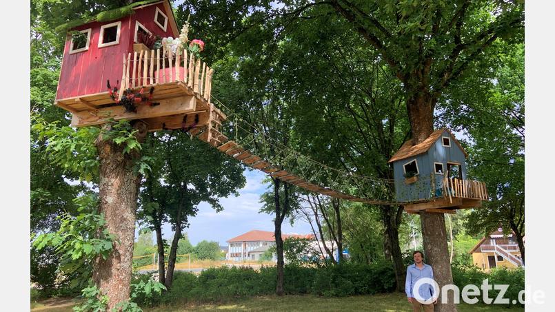 Der &quot;Wunderpark&quot; in Pressath am Kiesi Beach mit seinem Erfinder Thomas Meisel. Er hat die Baumhäuser selbst in mühevoller Kleinstarbeit gebastelt und in luftiger Höhe montiert. Ende August soll alles abgebaut werden. Bild: Stefanie Roth