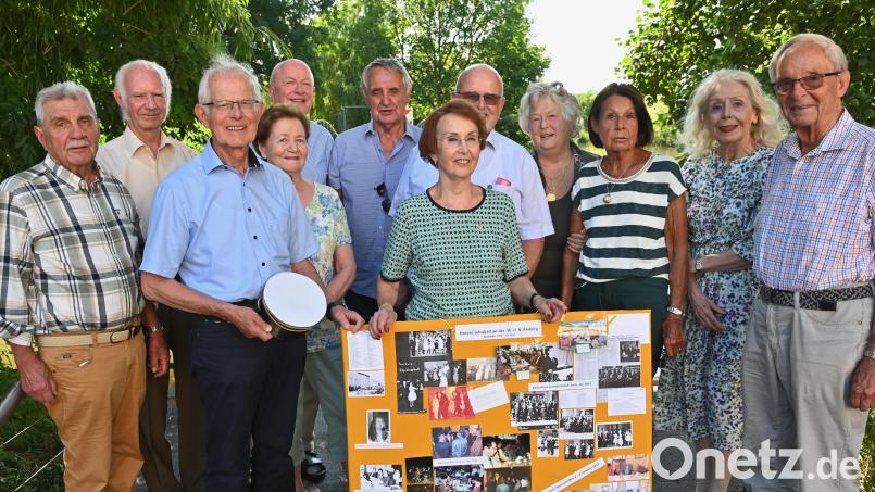 Gudrun Asmus (Vierte von rechts) und Max Münchmeier (Dritter von links) waren Klassensprecher des Abiturjahrgangs 1963. Sie hatten ihre Mitschüler zum Klassentreffen anlässlich 60 Jahre Abitur nach Amberg eingeladen. Bild: gf