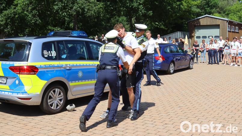 Vorgeführt beim Familientag in der Bepo wurde, wie eine Verkehrskontrolle eskalieren kann. Ein alkoholisierter Autofahrer, der Polizisten schubst und sich widersetzt, muss unter Kontrolle gebracht werden. Bild: mfh