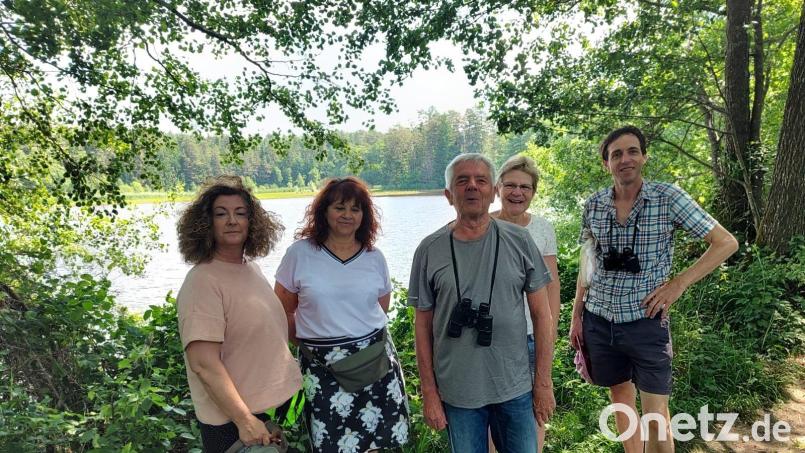 Peter Zahn (Mitte) und Horst Schwemmer zeigten Interessierten die Kammerweiher und erzählten auch von den Problemen im Naturschutzgebiet Pegnitzaue. Bild: Bund Naturschutz/exb