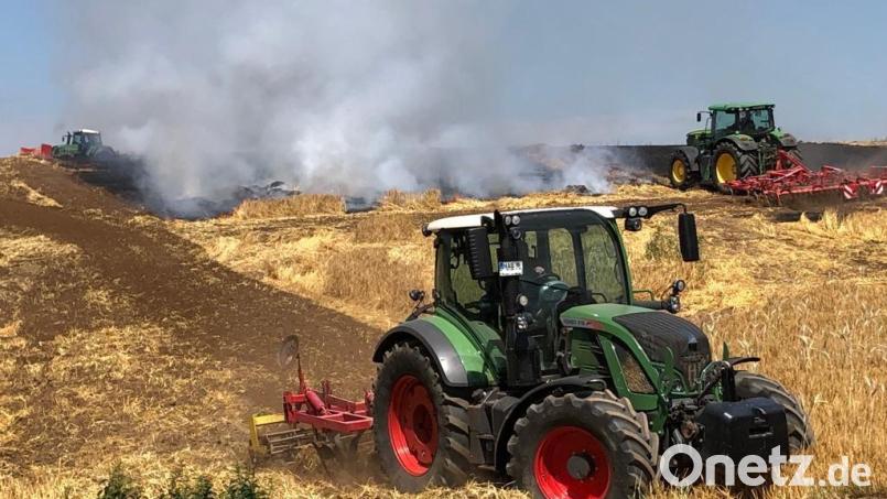Landwirte unterstützen die Feuerwehren, indem sie Flächen umgraben und so Barrieren für das Feuer schaffen. Bild: Franz Grabinger/exb