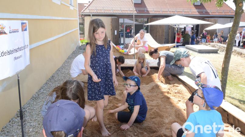 Auf Schatzsuche begaben sich die Kinder beim Familientag im "Vulkanerlebnis Parkstein". Bild: bey