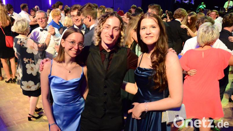 Julia Pfleger, Maximilian Völkl und Annal Zwerenz hatten den Abiturball organisiert. Bild: Kunz