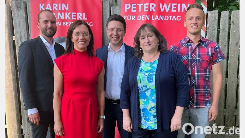 Wahlkampfauftakt SPD-Schwandorf: Im Bild (von links) Steve Brachwitz (Landtagskandidat Cham), Karin Frankerl (Bezirkstagskandidatin Schwandorf), Peter Wein (Landtagskandidat Schwandorf), Marianne Schieder (Vorsitzende Unterbezirk Schwandorf-Cham) und Martin Bauer (Bezirkstagslistenkandidat Schwandorf). Bild: B. Baldrian/exb