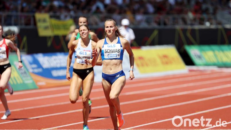 Corinna Schwab (rechts) lief über die 400 Meter in Kassel auf den zweiten Platz. Bild: Theo Kiefner