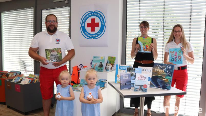 Der Sommer mit erfrischendem Wasser kann kommen, meinen Stephan Hirsch, der Technische Leiter der WW, Katharina und Juliana, die beiden Zwillinge der Familie Hirsch, Conny Kemmel, die Leiterin des Buchhauses und die WW-Vorsitzende Marie Hirsch. Bild: mma