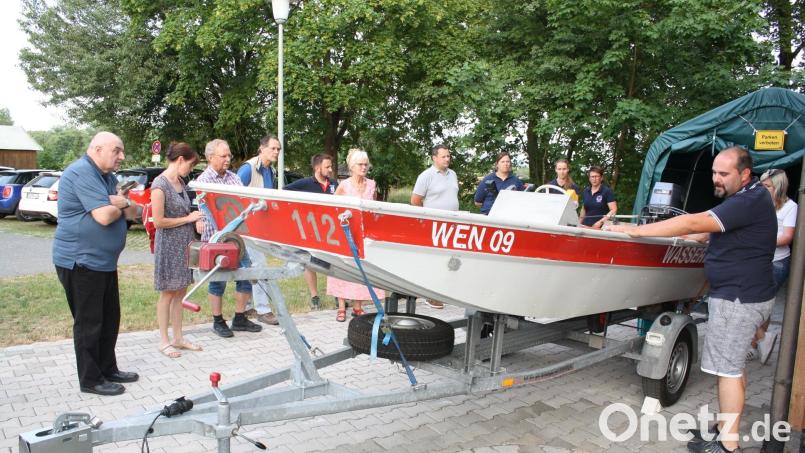 Zum Fahrzeugpark der Pressather Rotkreuzgruppen gehört das batteriegetriebene Wasserwacht-Rettungsboot, das der taktische Leiter der Rotkreuzbereitschaft Florian Eibl (Zweiter von rechts) und Wasserwachtleiterin Sabine Wittmann (Dritte von rechts) dem Stadtrat vorstellten. Bild: bjp