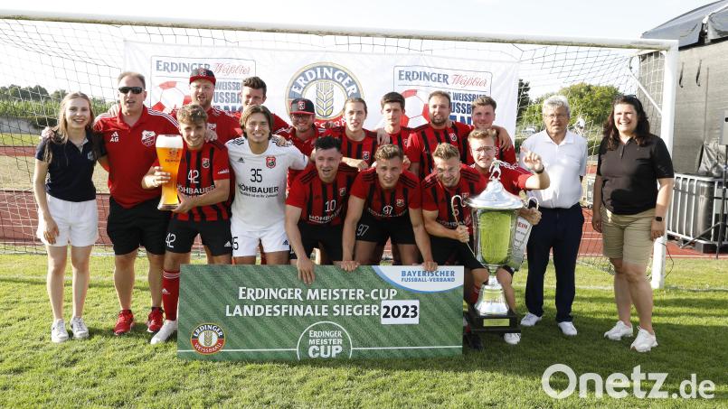 Prost, SC Luhe-Wildenau: Der Bezirksliga-Nord-Meister ist der Meister aller Meister. Bild: BFV/Birgit Gleixner/exb
