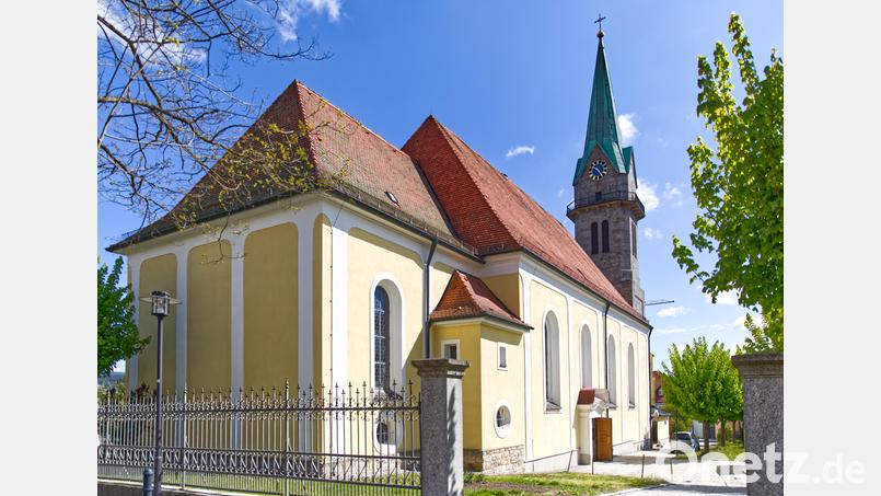 Die Pfarrei Erbendorf ist weiter ein Streitfall. Vom Tisch ist eine Gemeinschaft mit Waldershof. Aber auch die neuen Pläne einer Pfarreiengemeinschaft mit Krummennaab, Premenreuth, Friedenfels, Falkenberg, Wiesau und Fuchsmühl stoßen nicht überall auf Zustimmung. Das Bild zeigt die Pfarrkirche Mariä Himmelfahrt in Erbendorf. Archivbild: njn