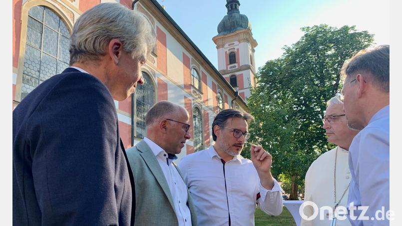 Professor Sami Haddadin (Mitte) mit den Köpfen hinter dem Wissenschaftszentrum Speinshart (von links): Professor Clemens Bulitta, Bürgermeister Albert Nickl, Abt Herrmann Josef Kugler und Tobias Reiß. Bild: Gabriele Schönberger