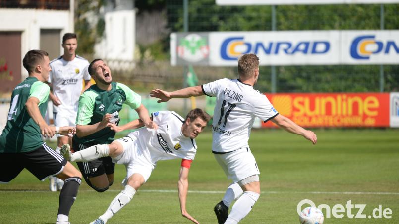 Ammerthals Mergim Bajrami wird von Vilzings Kapitän Fabian Trettenbach ausgebremst. Bild: Andreas Brückmann