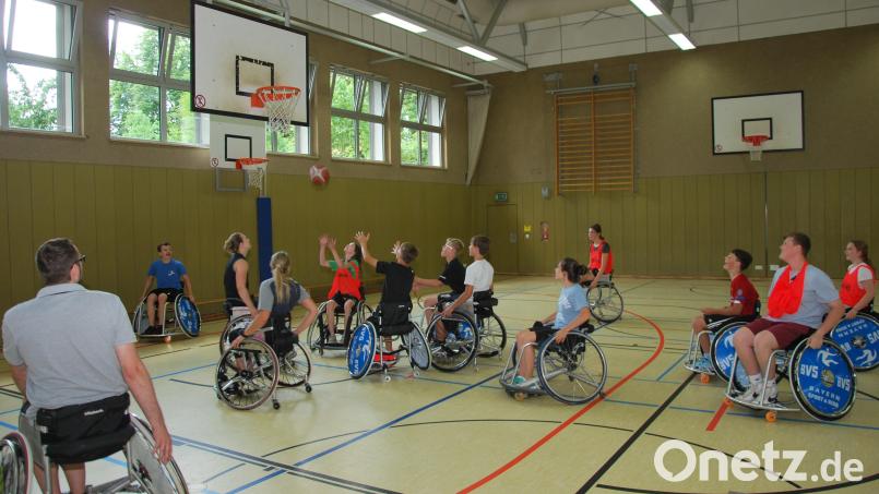 Sichtlich Spaß bereitete die etwas andere Basketballstunde den Siebtklässlern am EG. Bild: gsp