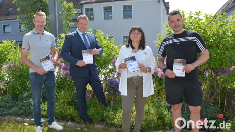 Sie freuen sich über ein abwechslungsreiches Ferienprogramm 2023 in Mitterteich: (von links) Jugendbeauftragter Christoph Hampel, Bürgermeister Stefan Grillmeier, Gabi Bleistein (Stadtverwaltung) und Jugendbeauftragter Matthias Gradl. Bild: jr