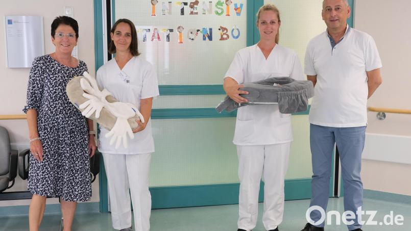 Flika-Vorsitzende Margit Meier; Marion Neller, stellvertretende Stationsleitung, Sonja Obendorfer, Still- und Laktationsberaterin und Flika-Kassier Oskar Schmidt (von links). Bild: Klinikum/Dietl/exb