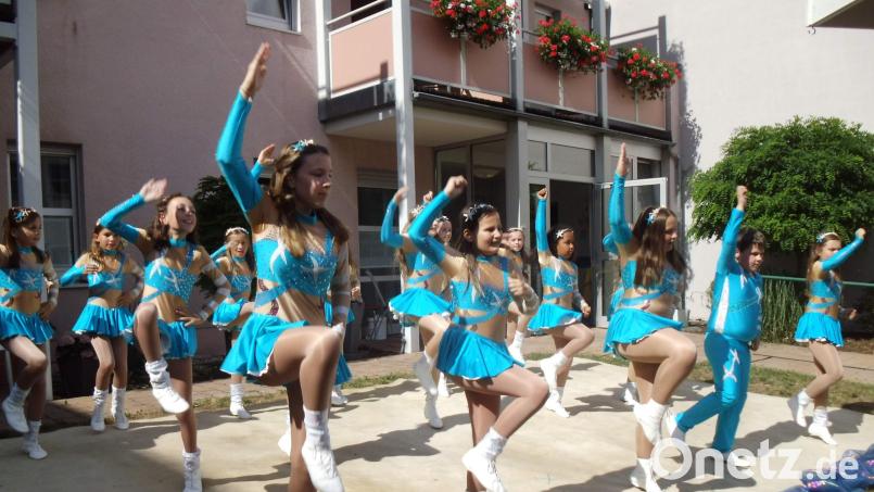 Die Narrhalla-Kindergarde präsentierte einen temperamentvollen Showtanz. Zu den Klängen von &quot;Vaiana&quot; nahm sie das Publikum mit auf eine abenteuerliche Reise in die traumhaft schönen und unendlichen Weiten des Südpazifiks. Bild: u