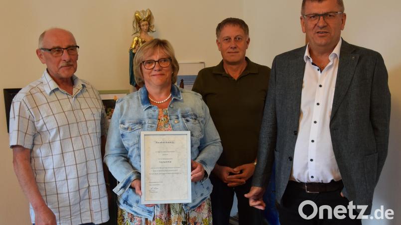 Ihr 40-jähriges Dienstjubiläum als Verwaltungsangestellte beim Markt Schmidmühlen feierte Ingrid Brogl. Dazu gratulierten der stellvertretende Verwaltungsleiter Manfred Schindler, Dritter Bürgermeister Mathias Huger und Bürgermeister Peter Braun (von links). Bild: bö
