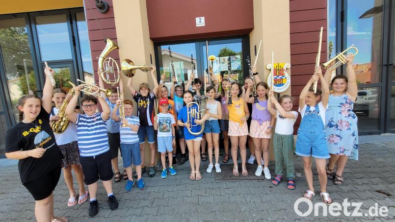 Hurra, alle 20 Kinder haben ihr Musikabzeichen bestanden. Bild: Hahnbacher Marktbläser/exb