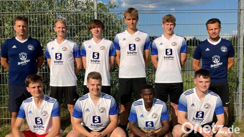 Die neuen Spieler des SV Raigering (stehend von links): Jochen Schober (Trainer Kreisklasse), Philipp Grundl, Tim Thormann, Florian Grabinger, Elias de Luca, Tom Ficarra (Trainer Kreisliga). Vorne von links: Lorenzo Ficarra, Lukas Erras, Daouda Barry, Fabian Kreitlein. Bild: AKO