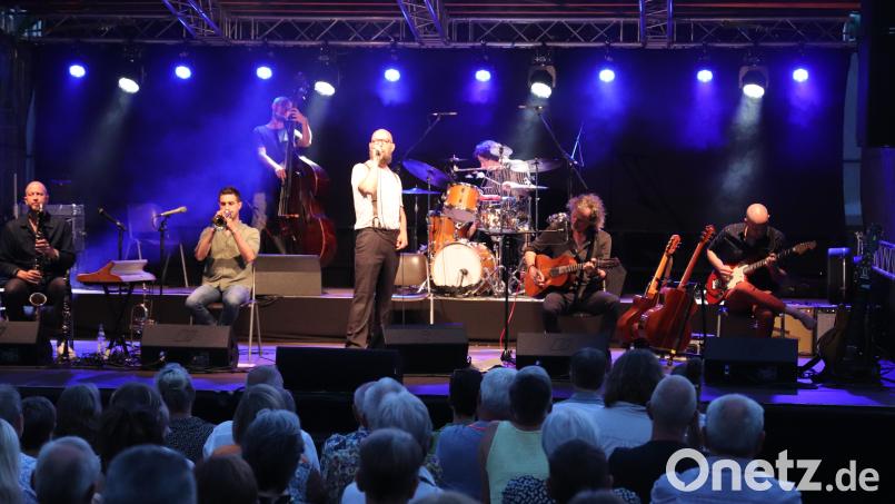 Oberbayerische Volksmusik ohne Krachlederne und Gamsbart. Damit begeistert Dreiviertelblut auch die Oberpfälzer. Auf der Bühne stehen (von links) Florian Riedl:(Klarinette, Bassklarinette, Moog), Dominic Glöbl (Flügelhorn, Trompete, Gesang), Benny Schäfer (Kontrabass), Sebastian Horn (Gesang), Flurin Mück (Schlagzeug), Gerd Baumann (Gitarre, Gesang) und Luke Cyrus Goetze (Gitarre, Lapsteel, Dobro). Bild: cog