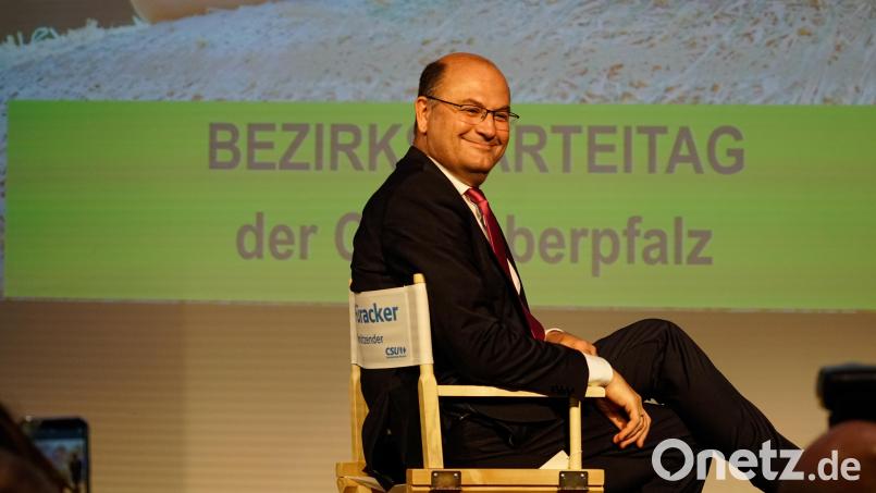 Albert Füracker ist glücklich über das Traumergebnis bei seiner Wiederwahl und bedankt sich bei den Delegierten. Bild: Hubert Obermaier