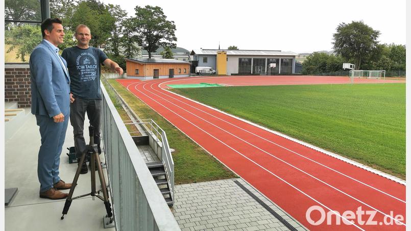 Blick auf eine attraktive Sportanlage: Bürgermeister Rudolf Teplitzky bespricht mit Hausmeister Wolfgang Hösl die Details zur Eröffnungsfeier des sanierten Jahnstadions. Bild: Portner