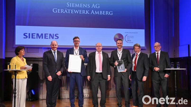 Freude über die Auszeichnung als exzellentes Werk: Das Gerätewerk Amberg (GWA) erhält den Ludwig-Erhard-Preis 2023 in Gold. Von links: Moderatorin Ursula Heller, Thomas Kraus, Vorsitzender Initiative Ludwig-Erhard-Preis, Christian Knigge, Kaufmännischer Leiter GWA , Peter Altmaier, Bundesminister a.D. , Matthias Kranz, Leiter GWA, Stefan Reindl, Werkleiter Cham, und Dr. Wolfgang Schirmer, Jury-Vorsitzender. Bild: ILEP e.V./exb