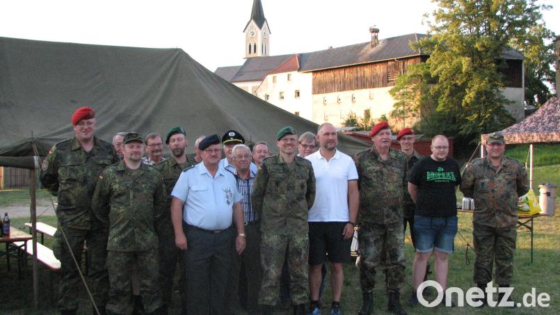 Im kleinen Kreis feiert die Reservistenkameradschaft Mantel ihr 40-jähriges Gründungsfest. Vorsitzender Andreas Fellner (rechts) freut sich, dass auch noch einige Gründungsmitglieder dabei sind. Bild: knh