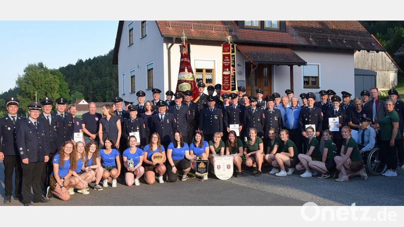 Eine bemerkenswerte Sache ist das Fest zum 130-Jährigen auf jeden Fall. In Ransbach ist die Feuerwehr in jedem Haus oft mehrfach vertreten. Beim Kommersabend am Samstag wurde insgesamt 72 Mitglieder geehrt. 46 Davon zwischen 15 und 60 Jahren Vereinszugehörigkeit. Bild: bö