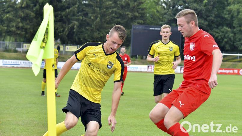 Paul Götz (links) wechselt vom Landesliga-Absteiger FC Amberg in die Kreisklasse nach Ursulapoppenricht. In der abgelaufenen Saison traf der 20-jährige Angreifer in 28 Spielen neun Mal. Archivbild: Hubert Ziegler