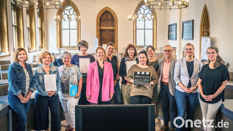Die Vertreterinnen der Teilnehmerkitas mit Referatsleiterin Susanne Augustin (Zweite von rechts), Thomas Boss (links daneben) und Christina Porebski (Fünfte von links). Bild: Michael Golinski, Stadt Amberg/exb