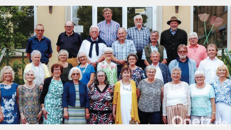 Aus Anlass ihres 70. Geburtstags feierten 27 Mädels und Jungs des Schülerjahrgangs 1952/53 ein Wiedersehen. Carmen Renner (vorne, Fünfte von links) hatte das Klassentreffen organisiert. Bild: u