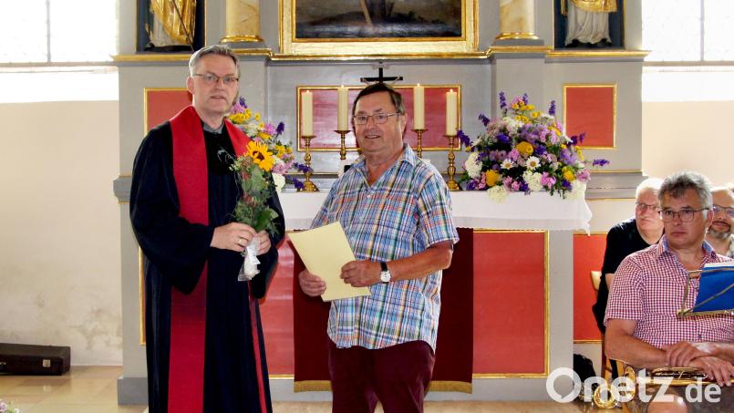 Pfarrer Markus Vedder (links) verabschiedete Organist Herbert Lindner nach 59 Jahren aus dem Orgeldienst. Bild: ds