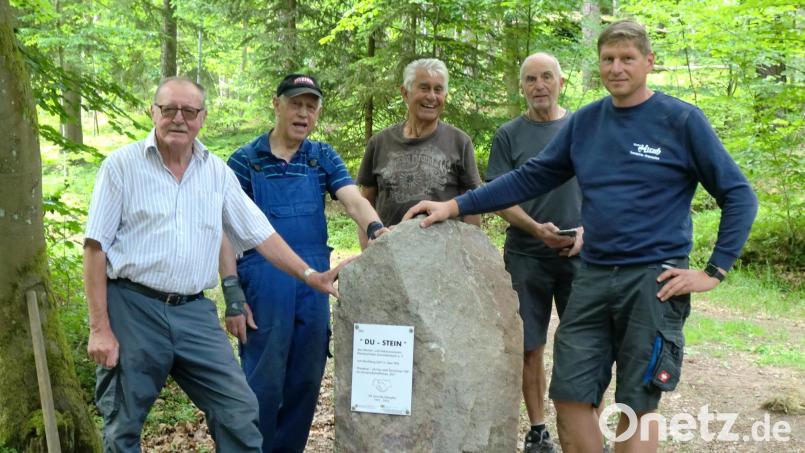 Buchbergfreunde (von links): Hans Grieger, stellvertretender Vorsitzender des Heimat- und Volkstumsvereins Ehenbachtaler, Trachtlerchef Erwin Meier, HVV-Wanderwart Heinz Gebhardt, Gerhard Häckl und Firmenchef Stefan Hirsch stellten bei der Buchberghütte einen „Du-Stein“ auf. Bild: sh