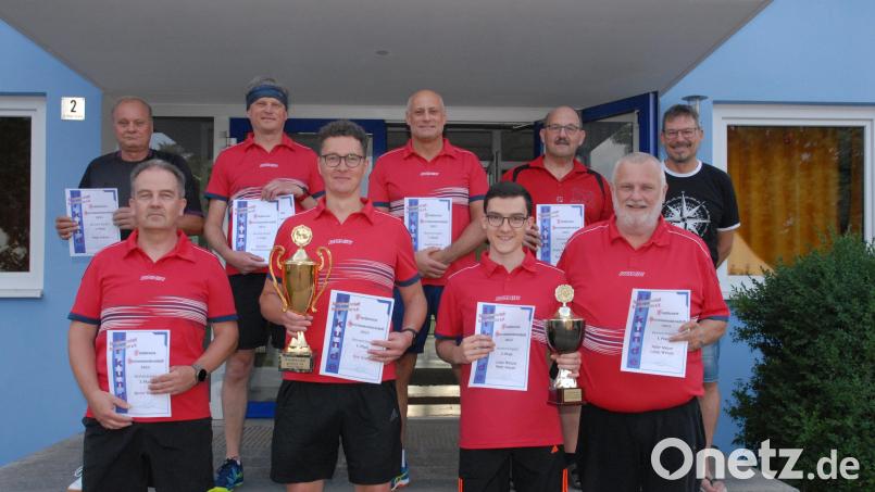 Die Vereinsmeister der SG-Abteilung Tischtennis mit dem neuen SG-Vorsitzenden Arpad Deak (hinten, rechts). Bild: pop