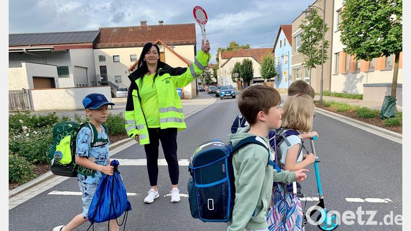 Michaela Koch ist seit zwei Jahren Schulwegbegleiterin in Schirmitz. Sie sorgt somit als Ehrenamtliche für die Sicherheit der Grundschüler auf ihrem Schulweg. Bild: Gabi Schönberger