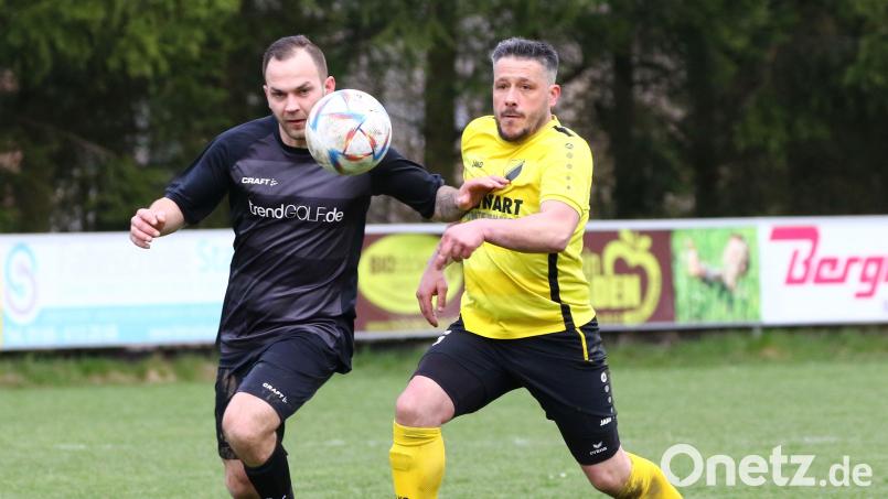 In der letzten Saison waren Florian Prantzke (links) und der Windischeschenbacher Markus Seitz noch Gegner. Mit Prantzke, Martin Giering und Wolfgang Michl wechselten gleich drei Spieler vom Kreisligaaufsteiger SV Altenstadt/WN vor der neuen Spielzeit zur SpVgg Windischeschenbach. Bild: Dieter Jäschke