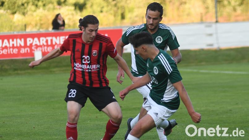 Die Mitterteicher David Schraml (grünes Trikot vorne) und Daniel Lauterbach (grünes Trikot hinten) im Duell mit Erol Özbay vom SC Luhe-Wildenau. Archivbild: otr