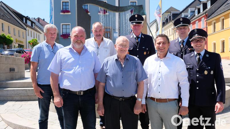 Fit wie ein Turnschuh und 90 Jahre jung zeigt sich Jubilar Josef Stopfer (Vierter von links) bei der Geburtstagsfeier. Es gratulieren unter anderem Bürgermeister Marcus Gradl, Vertreter des Imkervereins und die Führungsspitze der Feuerwehr. Bild: do