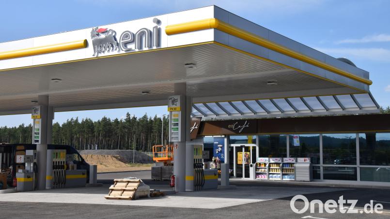 Ebermannsdorf hat erstmals eine Tankstelle im Gemeindegebiet. Die Eni-Service-Station eröffnete am 22. Juni im Gewerbegebiet Schafhof-Ost. Bild: bö