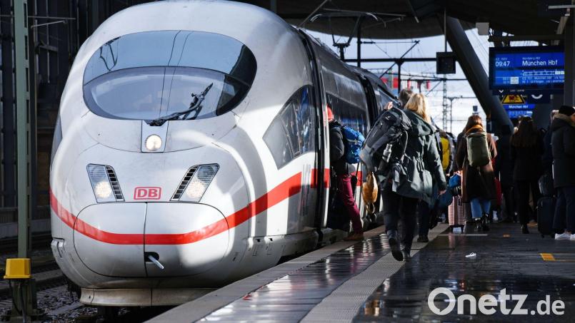Ein ICE steht an einem Bahnhof. Bild: Martin Schutt/dpa-Zentralbild/dpa/Symbolbild