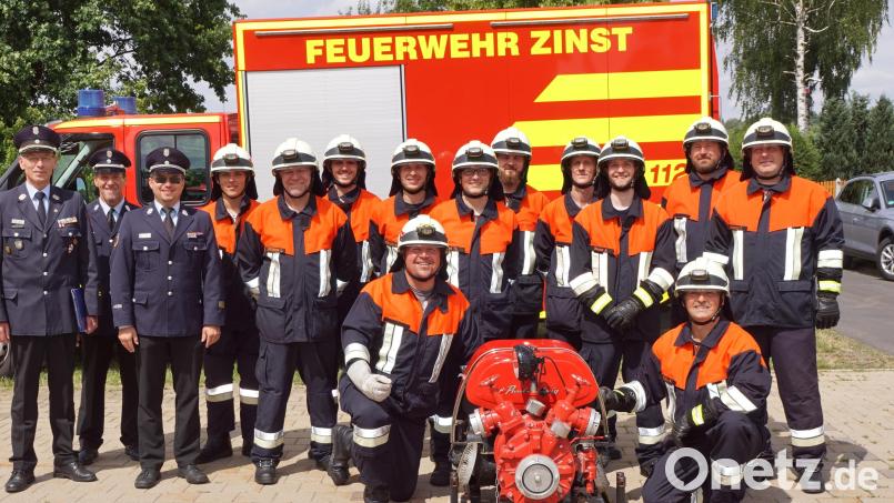 Zehn Aktive stellten sich der Leistungsprüfung. Als Erste nahmen Jürgen Spörrer und Markus Felix (knieend von links) das neue Abzeichen „Wasser Ü 40“ des Bezirksverbandes entgegen. Bild: bkr
