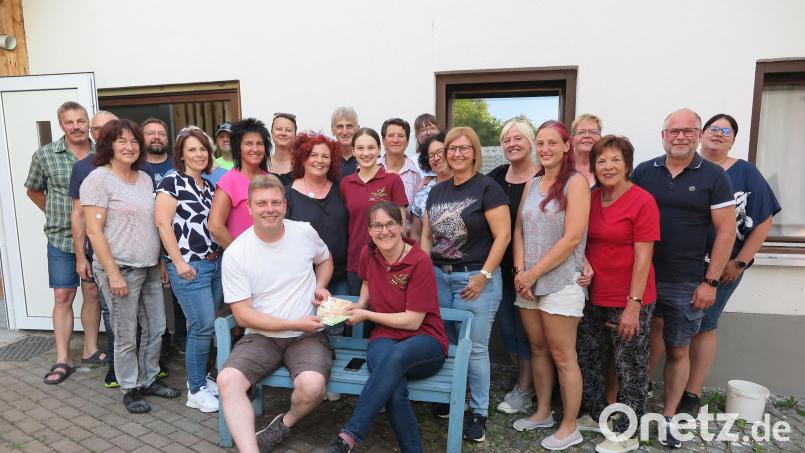 Ein Herz für die Flutopfer im Ahrtal bewiesen Müllermeisterin Petra Schuster (rechts sitzend) und die zahlreichen Helferinnen und Helfer beim Mühlentag, als sie Holger Pühl (links sitzend) eine Geldspende überreichten. Bild: jzk