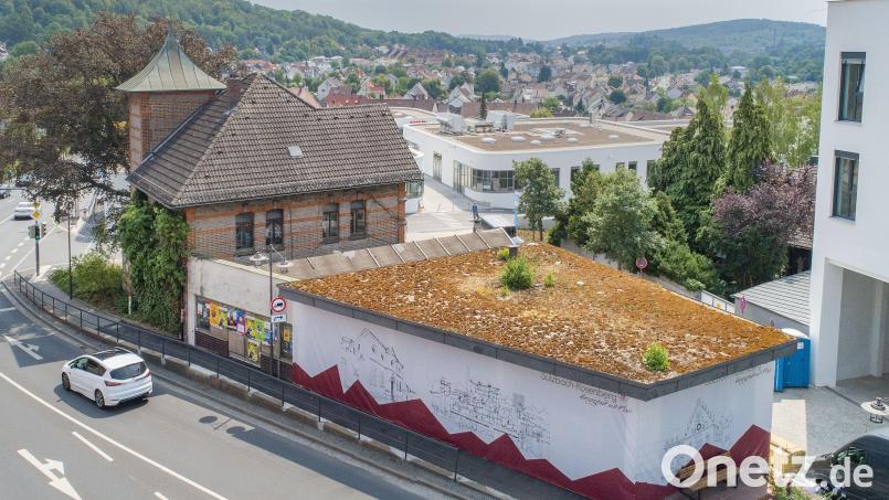 Christo und Jeanne-Claude waren beim Aladdin zwar nicht tätig, aber für die Verhüllung mit Sulzbach-Rosenberger Stadt-Szenen, sorgten Bauhof und Stadtgärtnerei. Damit wird ein unattraktiver Leerstand zumindest etwas aufgehübscht, bis eine Entscheidung für ein neues Gestaltungskonzept gefallen ist. Bild: Thilo Hierstetter