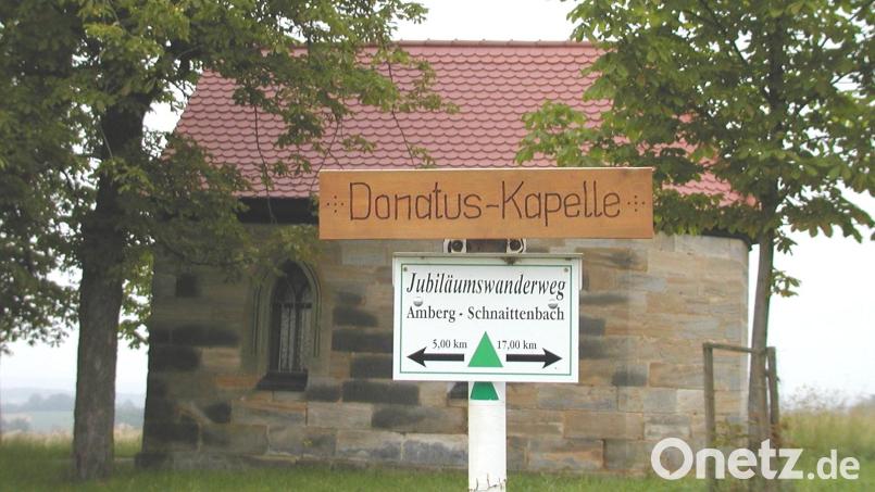 Die Donatuskapelle am Ortsrand von Aschach am Jubiläumswanderweg Amberg-Schnaitenbach gelegen lädt am Sonntag zum Gebet und Verweilen ein. Bild: sche