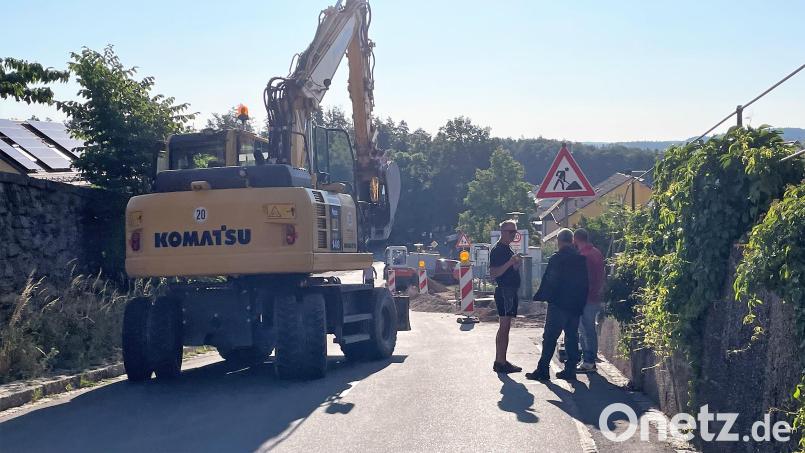 Weil eine Wasserleitung in die Mitte der Fahrbahn verlegt werden muss, ist die Ortseinfahrt nach Leuchtenberg für rund vier Wochen gesperrt. Bild: fz