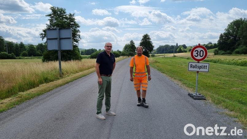 Bürgermeister Maximilian Beer und Bauhof-Vorarbeiter Anton Köppl freuten sich über die abgeschlossene Sanierung der Gemeindeverbindungsstraße nach Schwarzeneck. Bild: Josef Schießl/exb