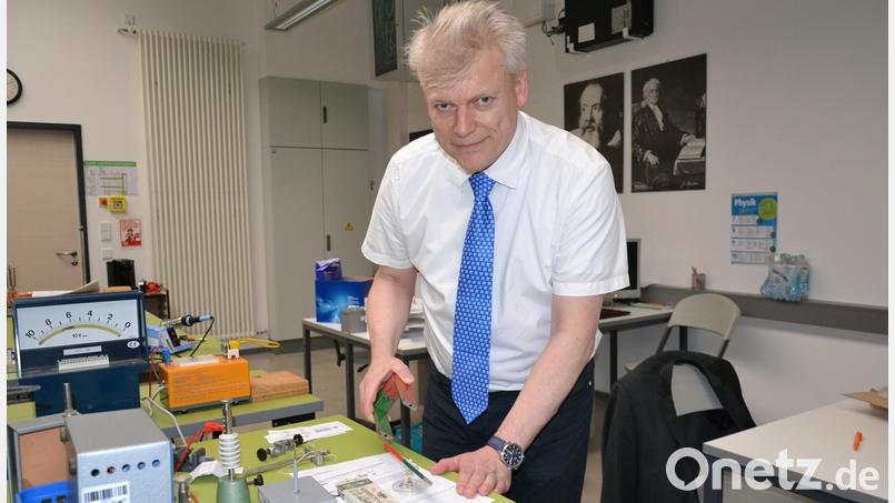 Matthias Weiser unterrichtet Physik normalerweise nicht mit Schlips, wie er betont. Im Vorbereitungsraum steht er an einem Tisch mit einem Magnet in der Hand. Über die Schulter schauen ihm dabei Galileo Galilei und Isaac Newton. Bild: as